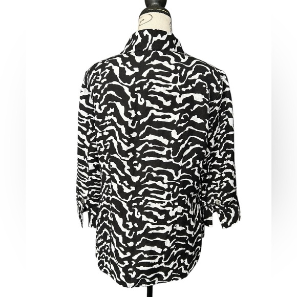 5/$25 East 5th linen blend black and white animal like print blouse size medium - Picture 3 of 11